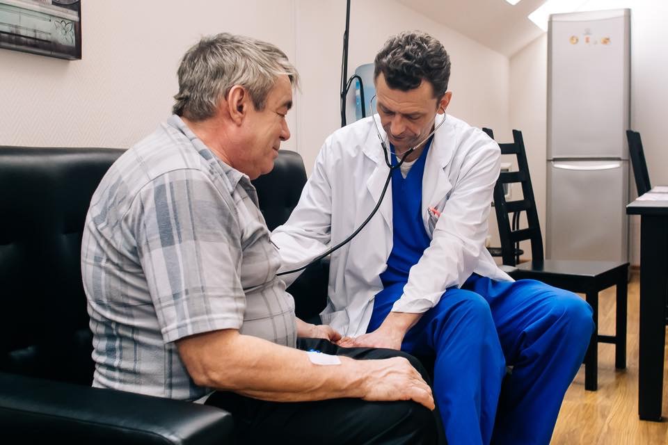 Нарколог приехал на дом к пациенту и слушает легкие